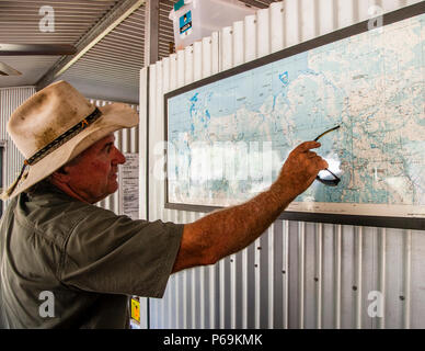 In Davidson's Lodge plant Sab Lord die Outback Safari auf der Karte. In der abgelegenen Gegend sind keine Straßen mehr auf der Karte markiert. SAB Lord zeigt die Wahrzeichen, zu denen er uns führen wird Stockfoto
