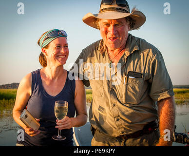 Katja Bockwinkel vertritt auf dieser Reise das Tourismusmarketing des Northern Territory in Deutschland. Sie kennt Sab Lord schon lange und genießt den Sonnenuntergang mit ihm auf dem Billabong Stockfoto
