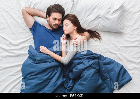 Junges Paar im Bett Top View morgen Konzept schlafen Stockfoto