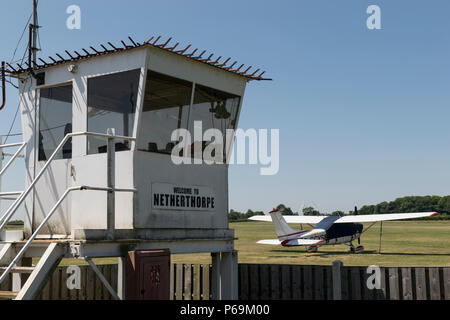 Control Tower am Flugplatz Netherthorpe, der Heimat von Sheffield Aero Club, in der Nähe von Shireoaks, Worksop Stockfoto