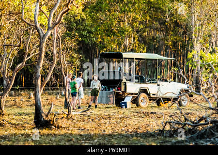 Geführte Tour durch die Bamurru Plains, Northern Territory, Australien. Am Ende der Safari werden Kanapees und kühle Getränke auf der Ladefläche des Geländewagens serviert und als herzhafter Sundowner gefeiert Stockfoto