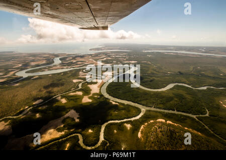 Blick aus dem Flugzeug auf das Northern Territory von Australien. In der Regenzeit nur mit dem Flugzeug erreichbar: Das Outback hinter Darwin ist von vielen Wasserläufen durchzogen. Brücken sind rar Stockfoto