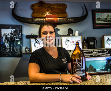 Bier in Humpty Doo, Northern Territory, Australien. Die Bar des weltberühmten Humpty Doo Hotels. Stolz zeigt sich hier eine Kopie des inzwischen nicht mehr zugelassenen Darwin Stubby, einer Bierflasche mit 2,25 Litern Fassungsvermögen. Früher wurde es leer getrunken, nicht nur von Brahmanen-Bullen, sondern auch von Menschen in einer Rasse. Humpty Doo ist in ganz Australien für seinen Starrsinn-Wettbewerb bekannt Stockfoto