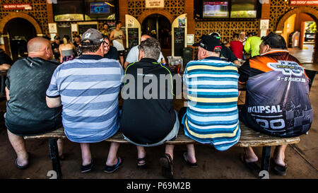 Bier in Humpty Doo, Northern Territory, Australien. Die überdachte Terrasse des weltberühmten Humpty Doo Hotels. Hier trinkt man Bier aus Krügen Stockfoto