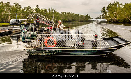 Outback Float Plane Adventures am oberen Ende Australiens. Typische Transportmittel im nordaustralischen Outback: Luftschiff mit Krokodilschutz, Wasserflugzeug, Hubschrauber Stockfoto