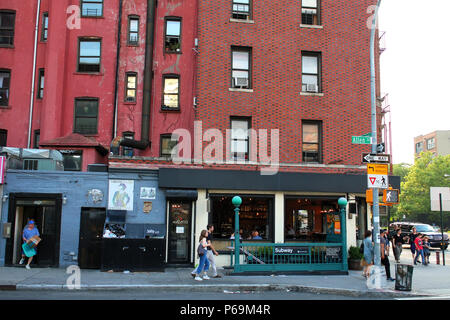 NEW YORK, NY - 18. Juni: 2. Avenue F/M U-Bahn Eingang an der Ecke von Allen und East Houston Street in Lower Manhattan am 18. Juni 2017 in New Yor Stockfoto