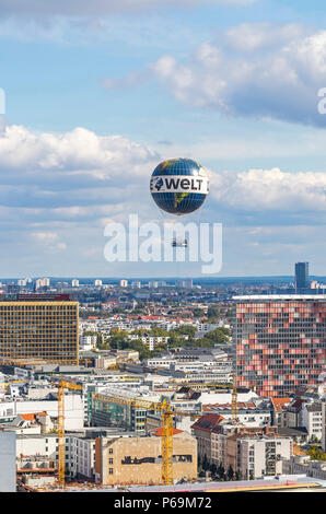 Eine der Weltgrößten heliumballons "WELT-Ballon" in den Himmel über Berlin City. Beliebte Touristenattraktion, eines der Wahrzeichen von Berlin Stockfoto