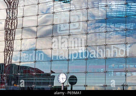 BERLIN, DEUTSCHLAND - 20. SEPTEMBER 2017: Close-up Fassade Blick auf Berlin Hauptbahnhof (Berlin Hauptbahnhof, Berlin Hbf), Deutschland. Station offene Stockfoto