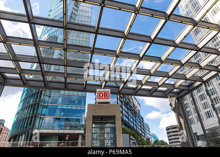 BERLIN, DEUTSCHLAND - 22. SEPTEMBER 2017: Eingang zum Potsdamer Platz Bahnhof (Bahnhof) am Potsdamer Platz. Der Potsdamer Platz ist eine wichtige öffentliche sq Stockfoto