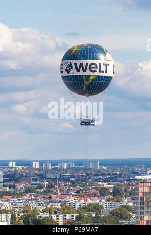 Eine der Weltgrößten heliumballons "WELT-Ballon" in den Himmel über Berlin City. Beliebte Touristenattraktion, eines der Wahrzeichen von Berlin Stockfoto