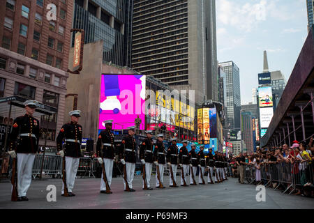 Mitglieder des Marine Corps leise Bohren Platoon am Times Square in New York während der Fleet Week, 28. Mai 2016 durchführen. Us-Marines, Matrosen und Küstenwache sind in New York mit der Öffentlichkeit zu kommunizieren, sich Fähigkeiten demonstrieren und die Leute von New York über America's Meer Dienstleistungen unterrichten. (U.S. Marine Corps Foto von Cpl. Todd F. Michalek/Freigegeben) Stockfoto