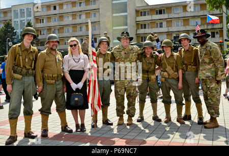 Lieutenant Colonel Deric Holbrook (Mitte), 2.Kavallerie Regiments squadron Commander, und CSM Jelani Edwards (rechts), native von Aberdeen, Maryland und Command Sergeant Major des 27. Field Artillery Squadron, 2nd Cav. Reg.stand mit tschechischen WWII Re-enactors für ein Gruppenfoto bei einer gemeinsamen Static Display in Vyskov Military Academy, Tschechische Republik, 29.Mai. Soldaten, die zweite Etappe ihrer taktischen Straße März in Stryker Kampffahrzeuge von Rose Barracks, in Deutschland und in Vyskov, 28. Mai angekommen. Auf ihrer Reise rund 1.400 Soldaten, 400 Fahrzeuge, werden über 2.200 kilomet Stockfoto