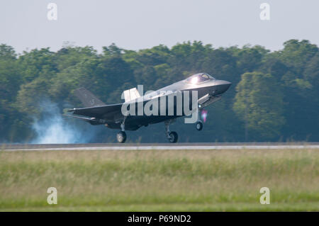 Ein US Air Force F-35 Lightning II Kampfflugzeug aus der 56th Fighter Wing, Luke Air Force Base, Arizona, berührt sie im Atlantic City International Airport in Egg Harbor Township, N.J. am 26. Mai 2016. Piloten und Crew von der USAF F-35 Heritage Flight Team machte einen Halt an der 177th Fighter Wing des New Jersey Air National Guard auf dem Weg zu ihrer Leistung an der Jones Beach Airshow in Wantagh, New York am 28. Mai und 29. (U.S. Air National Guard Foto von Master Sgt. Andrew J. Moseley/Freigegeben) Stockfoto