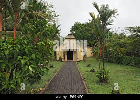 Kleine katholische Kirche in der Stadt von Tortuguero, Costa Rica Stockfoto