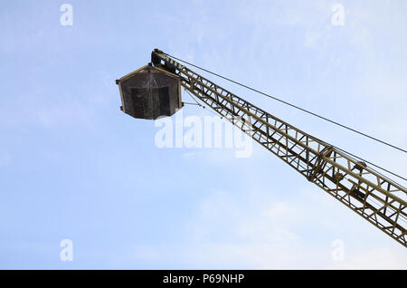 Alte gelbe mechanische Greifer Greifer auf blauen Himmel Hintergrund. Stockfoto