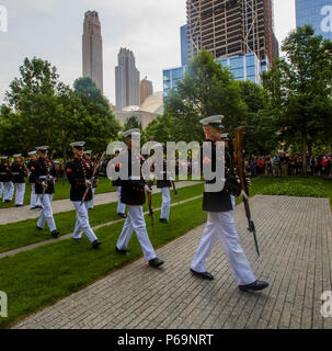 Mitglieder des Marine Corps leise Bohren Platoon am Denkmal 9/11 während der Fleet Week New York, 29. Mai 2016 durchführen. Us-Marines, Matrosen und Küstenwache sind in New York mit der Öffentlichkeit zu kommunizieren, sich Fähigkeiten demonstrieren und die Leute von New York über America's Meer Dienstleistungen unterrichten. (U.S. Marine Corps Foto von Sgt. Rebecca L. Floto, 2D MARDIV bekämpfen Kamera/Freigegeben) Stockfoto