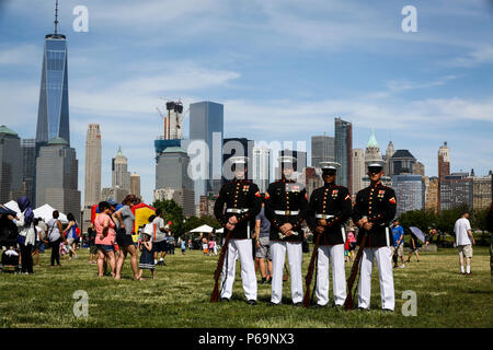 Mitglieder des Marine Corps leise Bohren Platoon pose in Liberty State Park, New Jersey, 29. Mai 2016. Us-Marines und Segler sind in New Jersey mit der Öffentlichkeit zu kommunizieren, Fähigkeiten unter Beweis stellen, und die Menschen von New Jersey über America's Meer Dienstleistungen unterrichten. (U.S. Marine Corps Foto von Lance Cpl. Samantha A. Barajas, 2D MARDIV bekämpfen Kamera/Freigegeben) Stockfoto