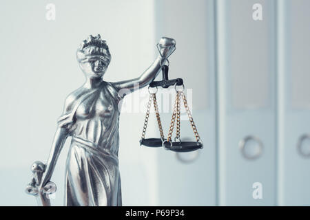 Lady Gerechtigkeit Statue mit Dokument Ringbücher in Law Office Stockfoto