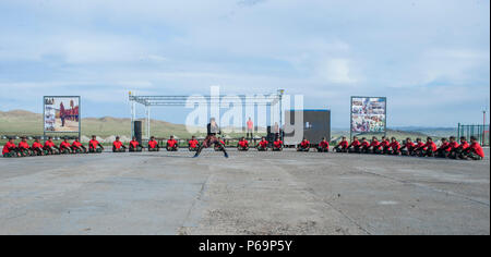 Mitglieder der indonesischen Nationalarmee führen am 29. Mai 2016 einen traditionellen Kampfkunsttanz während der Kulturnacht im Khaan Quest 2016 in Ulaanbaatar, Mongolei, auf. Khaan Quest ist eine jährlich stattfindende multinationale Friedensübung, die von den mongolischen Streitkräften veranstaltet und vom U.S. Pacific Command mitfinanziert wird und von der U.S. Army Pacific und den U.S. Marine Corps Forces Pacific unterstützt wird. Die 14. Auflage konzentriert sich auf Schulungen für Friedenssicherung, humanitäre Hilfe, Katastrophenhilfe, multinationale Zusammenarbeit und die Verbesserung der internationalen militärischen Interoperabilität. Stockfoto