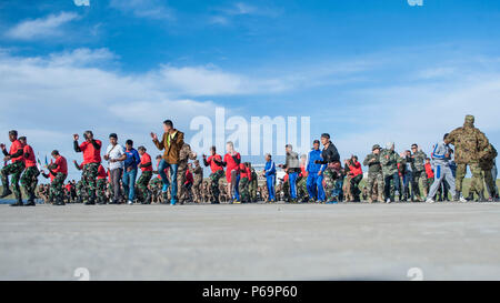 Multinationale Teilnehmer führen am 29. Mai 2016 einen traditionellen indonesischen Tanz während der kulturellen Nacht im Khaan Quest 2016 in Ulaanbaatar, Mongolei, auf. Die von den mongolischen Streitkräften veranstaltete Übung, die von dem U.S. Pacific Command, der U.S. Army Pacific und den U.S. Marine Corps Forces Pacific mitfinanziert wird, konzentriert sich auf die Bereiche Friedenssicherung, Katastrophenreaktion, humanitäre Hilfe, internationale Zusammenarbeit, Interoperabilität der Ausbildung, Einsatzbereitschaft, Führung, Teamarbeit und Entwicklung multinationaler militärischer Fähigkeiten und Einsatzfähigkeiten. Stockfoto