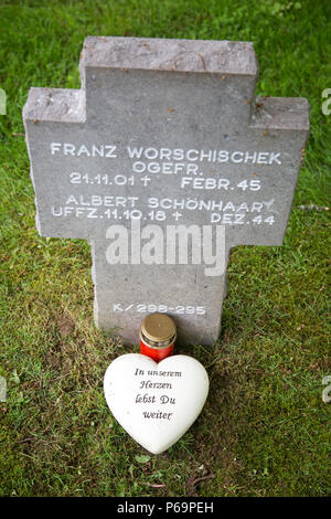 Auf dem deutschen Kriegsfriedhof Sandweiler im Süden Luxemburgs befinden sich 10.913 Gräber deutscher Soldaten aus der Ardenschlacht im Zweiten Weltkrieg 1944–1945. Auf dem Friedhof befinden sich einheitliche Grabsteine, Gedenktafeln und landschaftlich gestaltete Bereiche, um die Soldaten zu ehren und historische Aufzeichnungen zu bewahren. Sie stellt die Beteiligung der deutschen Armee am Ardennenfeldzug dar und dient als Gedenkstätte für die Kriegsverluste im europäischen Theater. Stockfoto