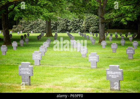 Der Sandweiler Deutsche Kriegsfriedhof in Luxemburg beherbergt 10.913 Gräber deutscher Soldaten, die 1944–1945 in der Ardenschlacht getötet wurden. Mit einheitlichen Grabsteinen, Landschaftsgärten und Gedenkmarkierungen ehrt es den Militärdienst und bewahrt das historische Gedächtnis. Der Friedhof spiegelt die deutsche Beteiligung an der Ardennenkampagne wider und bildet den Rahmen für Militäroperationen des Zweiten Weltkriegs in Luxemburg und im europäischen Theater. Stockfoto