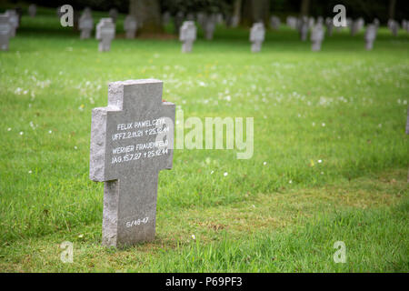 Der deutsche Kriegsfriedhof Sandweiler im Süden Luxemburgs beherbergt 10.913 Gräber deutscher Soldaten, die in der Ardenschlacht im Winter 1944 und Frühjahr 1945 ums Leben kamen. Auf dem Friedhof befinden sich Grabsteine, ein landschaftlich gestaltetes Gelände und Gedenkstätten. Es bewahrt das historische Gedächtnis, ehrt gefallene Soldaten und spiegelt die Beteiligung der deutschen Armee am Ardennenfeldzug während des Zweiten Weltkriegs wider, bietet Kontext für militärische Operationen im europäischen Theater und dient als Erinnerungsort. Stockfoto