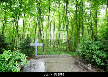 Der Sandweiler Deutsche Kriegsfriedhof in Luxemburg enthält 10.913 Gräber deutscher Soldaten, die während der Ardenschlacht zwischen Winter 1944 und Frühjahr 1945 getötet wurden. Es umfasst Reihen von Grabsteinen, Landschaftsgärten und Gedenkmarkierungen. Die Stätte ehrt den Militärdienst, bewahrt das historische Gedächtnis und bietet Kontext für den Ardennenfeldzug und die Operationen des Zweiten Weltkriegs im europäischen Theater, was das Ausmaß der Kämpfe und Opfer des deutschen Personals während des Konflikts widerspiegelt. Stockfoto
