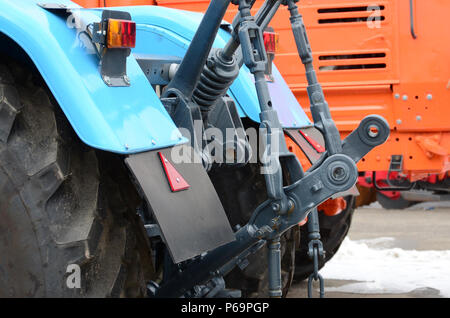 Räder der Rückansicht des neuen Traktor bei Schneewetter. Landwirtschaftliches Fahrzeug zurück. Stockfoto