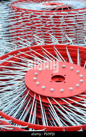 Neue rote Heuwender für Trailer in der landwirtschaftlichen Maschinen und Geräte für die Erfassung von Heu. Close Up. Stockfoto