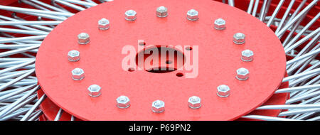 Neue rote Heuwender für Trailer in der landwirtschaftlichen Maschinen und Geräte für die Erfassung von Heu. Close Up. Stockfoto