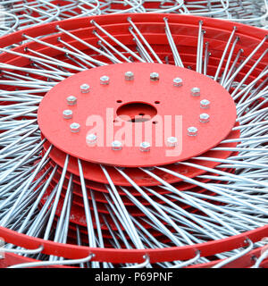 Neue rote Heuwender für Trailer in der landwirtschaftlichen Maschinen und Geräte für die Erfassung von Heu. Close Up. Stockfoto