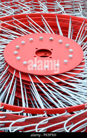 Neue rote Heuwender für Trailer in der landwirtschaftlichen Maschinen und Geräte für die Erfassung von Heu. Close Up. Stockfoto