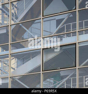 Fragment eines modernen verglaste Treppenhaus in einem mehrstöckigen Gebäude. Stockfoto