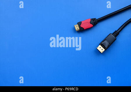 Computer Audio Video HDMI Kabel Stecker und 20-pin Stecker DisplayPort Steckverbinder, vergoldet für eine einwandfreie Verbindung auf einem blauen Hintergrund. Stockfoto