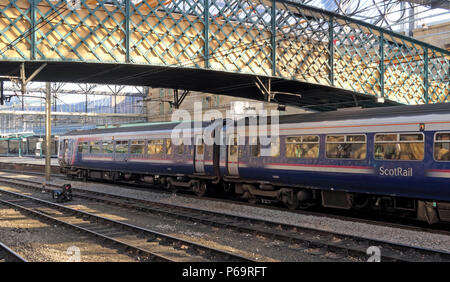 Abellio Scot Rail Glasgow zwei Schlitten diesel, DMU-Zug, Bahnhof in Carlisle, Cumbria, England, Großbritannien Stockfoto