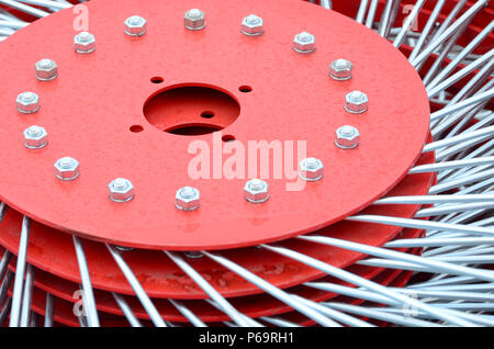 Neue rote Heuwender für Trailer in der landwirtschaftlichen Maschinen und Geräte für die Erfassung von Heu. Close Up. Stockfoto