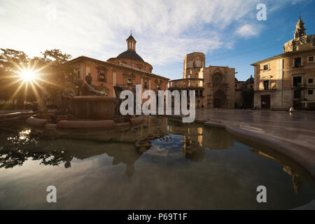 Brunnen Rio Turia auf Quadrat von der Jungfrau Maria, die Kathedrale von Valencia, die Basilika von Virgen die Hilflosen bei Sonnenaufgang in Valencia, Spanien. Stockfoto