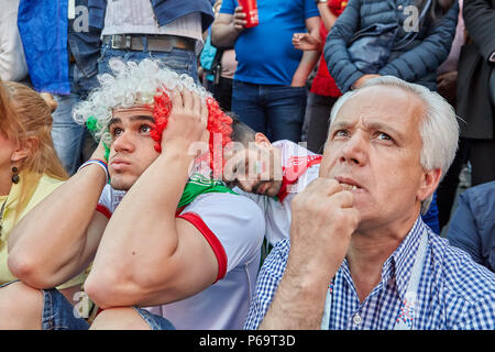 St. Petersburg, Russland - 25. Juni 2018: die Fans sitzen auf Asphalt in der Fan Zone während des Spiels zwischen den Nationalmannschaften des Iran und Portugal, die Sh Stockfoto