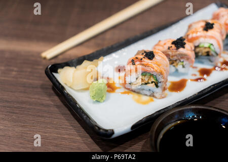 Philadelphia roll Sushi mit Lachs, Gurke, Avocado, Frischkäse, Tobiko Kaviar. Sushi Menü. Japanisches Essen. Stockfoto