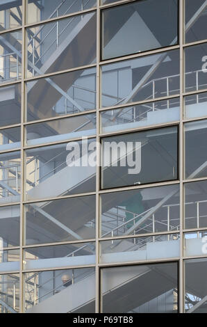 Fragment eines modernen verglaste Treppenhaus in einem mehrstöckigen Gebäude. Stockfoto