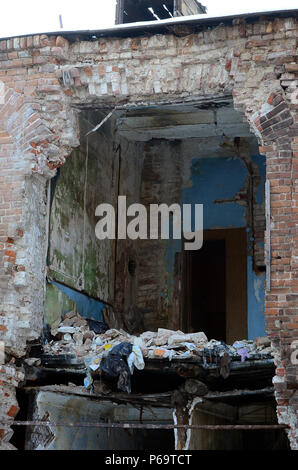 Fragment eines verlassenen zweistöckige Gebäude nach militärischen Operationen in Donezk. Stockfoto