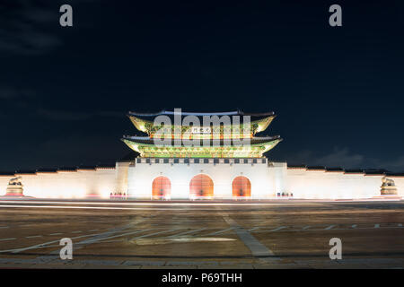 Gwanghwamun Gate bei Geyongbokgung Palast bei Nacht in Seoul, Südkorea. Koreanische Wort auf gate Gwanghwamun gate übersetzen. Stockfoto