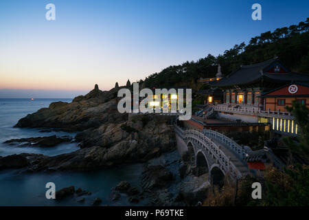 Haedong Yonggungsa Tempel bei Sonnenaufgang in Busan, Südkorea. Schöne Tempel in der Nähe von Meer in Busan. Stockfoto