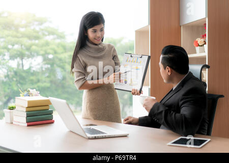 Gerne asiatische Geschäftsfrau, die Haufen chart Manager im Büro. Business Präsentation und Besprechung Konzept. Stockfoto