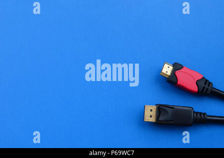 Computer Audio Video HDMI Kabel Stecker und 20-pin Stecker DisplayPort Steckverbinder, vergoldet für eine einwandfreie Verbindung auf einem blauen Hintergrund. Stockfoto