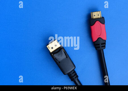 Computer Audio Video HDMI Kabel Stecker und 20-pin Stecker DisplayPort Steckverbinder, vergoldet für eine einwandfreie Verbindung auf einem blauen Hintergrund. Stockfoto