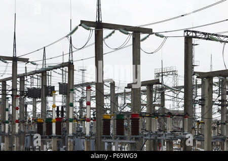 Kraftwerk ist eine Station der Transformation. Viele Leitungen, Masten und Leitungen, Transformatoren. Elektro-energie. . Stockfoto