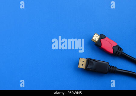 Computer Audio Video HDMI Kabel Stecker und 20-pin Stecker DisplayPort Steckverbinder, vergoldet für eine einwandfreie Verbindung auf einem blauen Hintergrund. Stockfoto