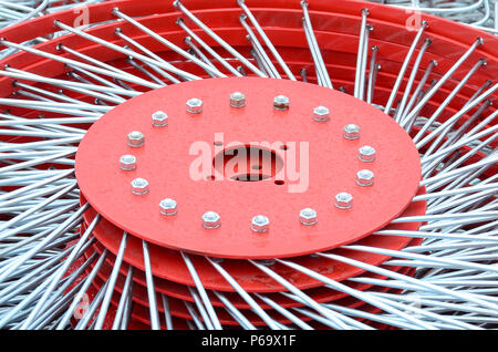 Neue rote Heuwender für Trailer in der landwirtschaftlichen Maschinen und Geräte für die Erfassung von Heu. Close Up. Stockfoto